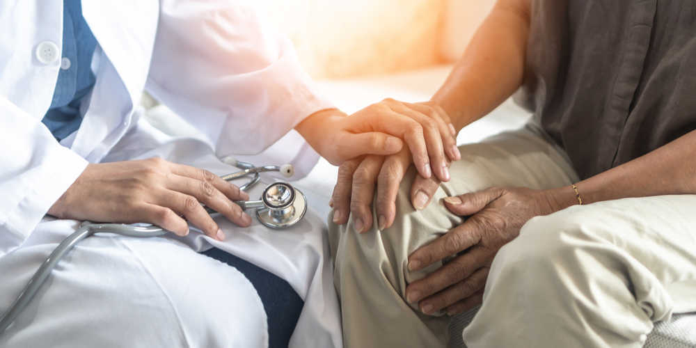 ¿Cómo es la atención médica en las residencias para adultos mayores?
