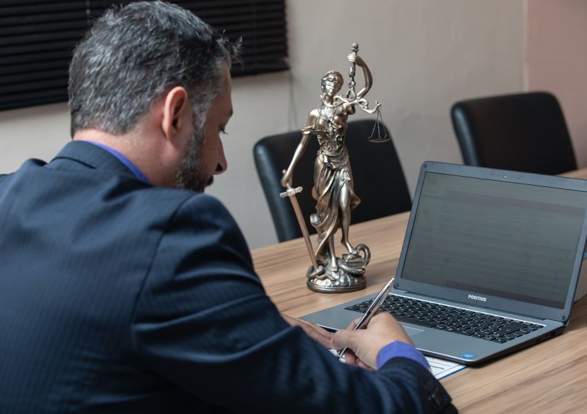 advogadoaguilar-right-4944550_1920 (1)