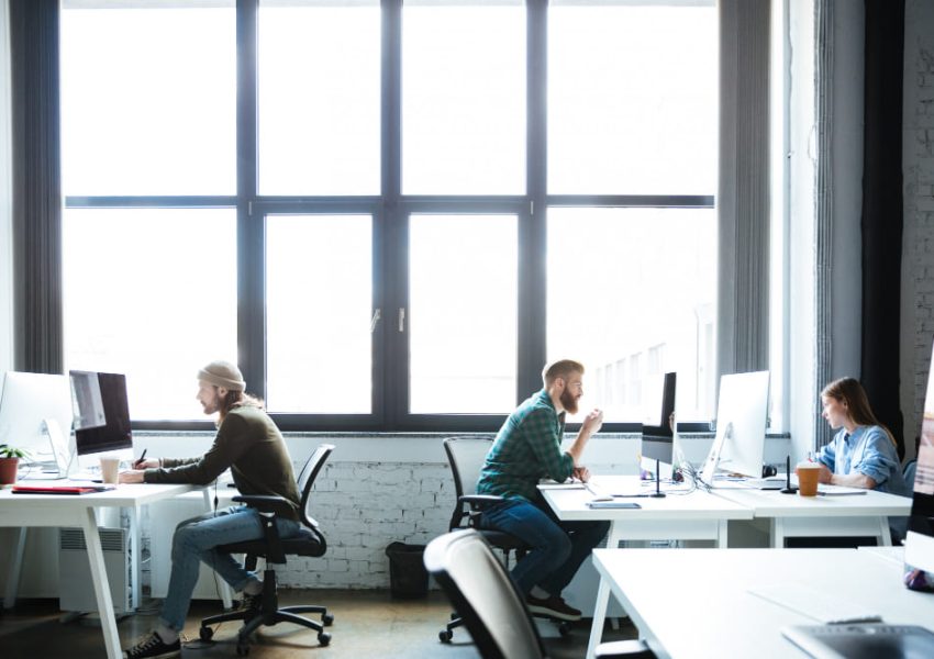 jovenes-colegas-trabajan-oficina-usando-computadoras (1)